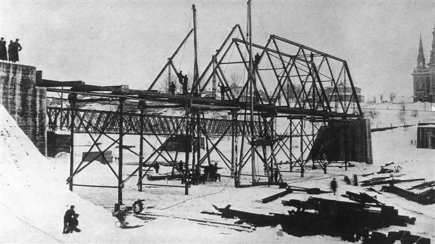 LE PREMIER PONT DE FER EN 1912