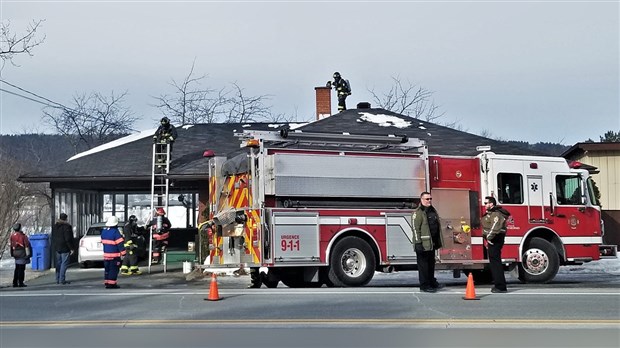 Feu de cheminée dans une maison sur la route 173 à Notre-Dame-des-Pins