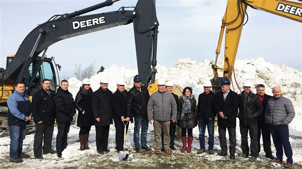 Première pelletée pour le futur centre multifonctionnel de Saint-Honoré-de-Shenley