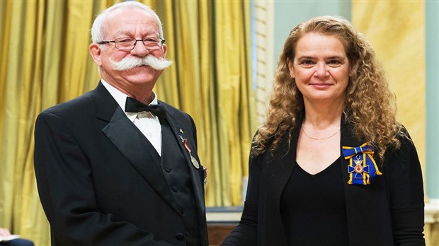 Denis Poulin, enseignant d’anglais, se voit récompensé de la Médaille du souverain pour les bénévoles 