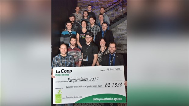 Unicoop a remis un chèque de  62 183 dollars de subvention aux jeunes de la relève agricole