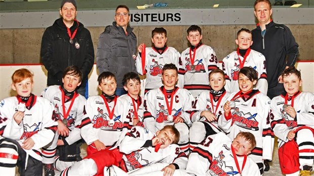 Hockey : le Garaga Atome B1 chute en finale devant les Sénateurs de Bellechasse 2
