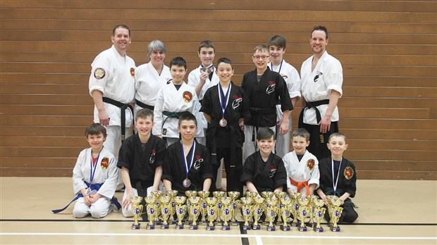 Une récolte de 35 trophées pour les karatékas de Saint-Georges à Québec