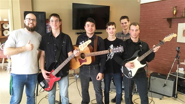 L’hommage à Johnny Cash fait bouger une trentaine de personnes de la Villa des Etchemins