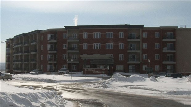 En visite au Manoir du quartier, Marie-Josée Taillefer a parlé de la santé auditive