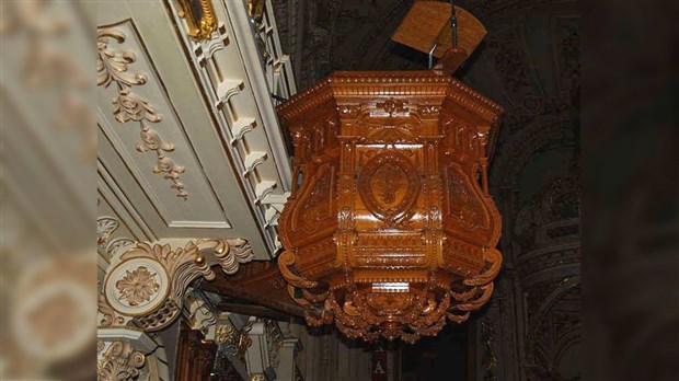 LE MÉMORABLE ESCALIER MENANT À LA CHAIRE
