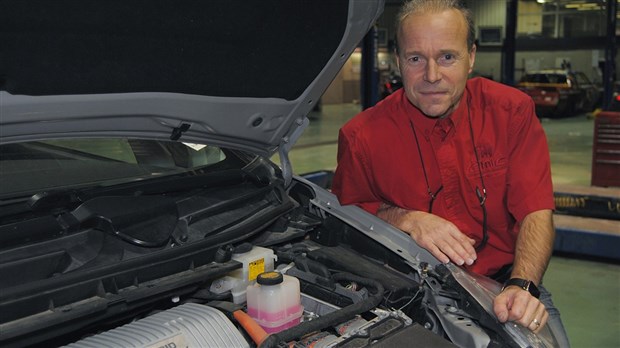 Les élèves du CIMIC sont invités à travailler sur des véhicules électriques