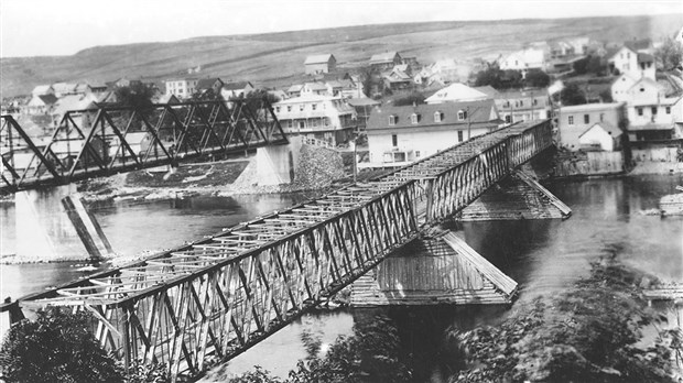 UNE DES DERNIÈRES PHOTOS DU PONT DE BOIS EN 1912