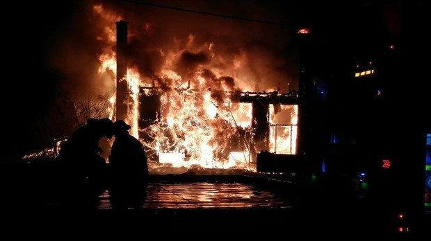 Une résidence calcinée par les flammes sur la route 108 cette nuit