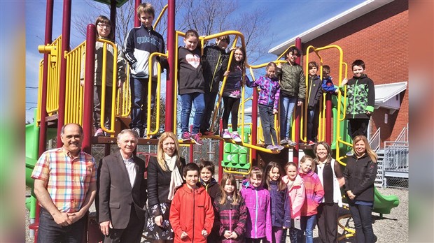 L'école du Petit Chercheur obtient 14 684 $ pour embellir sa cour d'école