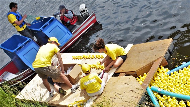 Quatre mille canards de plastique sur la rivière Chaudière au profit du CNRB
