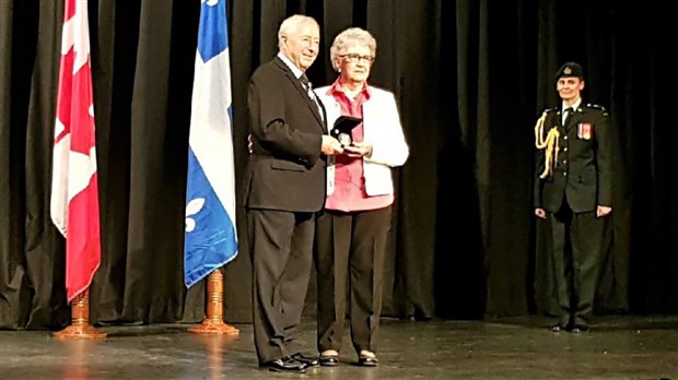 Une dame originaire de Saint-Cyprien reçoit la médaille du lieutenant-gouverneur