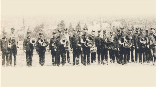 LA FANFARE DE SAINT-GEORGES D'AUBERT-GALLION À JACKMAN EN 1899