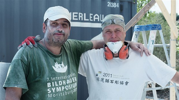 Les sculpteurs en pleine création à Beauce Art : L'International de la sculpture