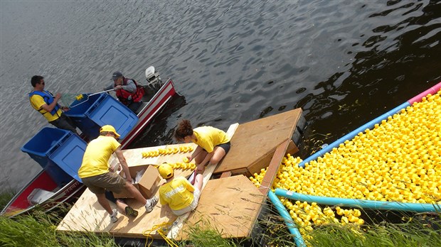 4000 canards de plastique à l'eau au profit du CNRB