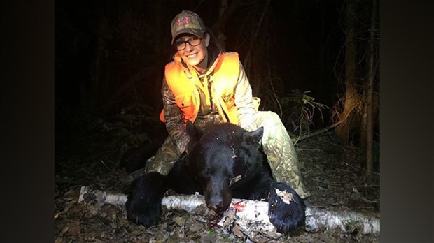 Une jeune femme de la Beauce tue un ours noir de 300 lbs