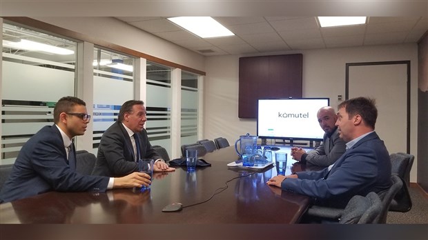 François Legault rend visite à Komutel à Saint-Georges