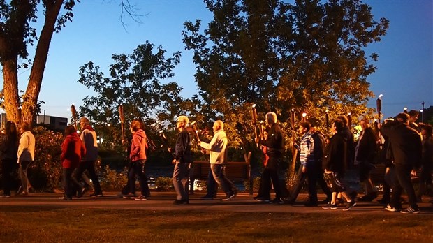 275 personnes à la marche aux flambeaux du solstice d'été