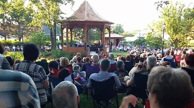 Notre vidéaste junior Pascal Goyette présente le spectacle Lyne Giroux  et les Sylverstars