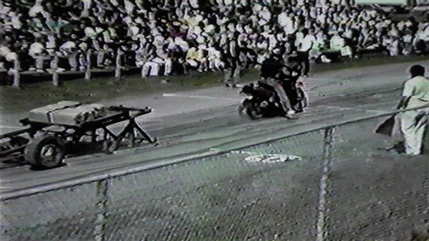 Normand DeLessard présente des tirs de motos qui ont eu lieu à St-Côme en Beauce en 1987 et en 1992