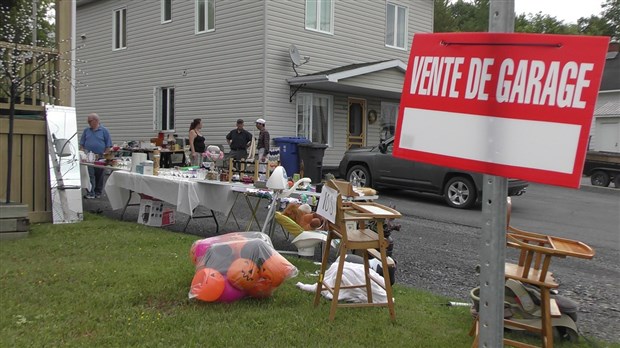 Normand DeLessard présente des images de la Vente de Garage de Saint-Côme-Linière