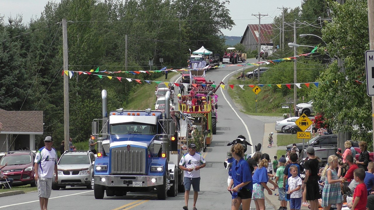 Normand DeLessard présente la parade du 100e de St-Jules en Beauce