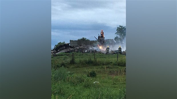 EN BREF | Un incendie rase une grange et cause la mort de cinq chevaux
