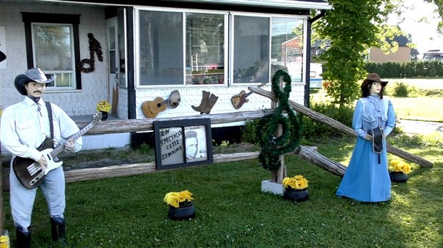 Normand DeLessard présente les décorations du Nashville en Beauce