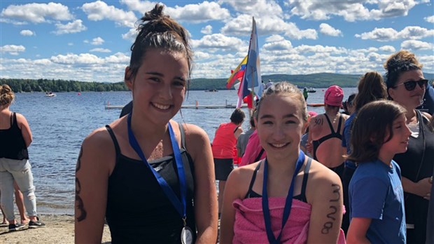 Deux nageuses du CNRB lors de la Traversée du Lac-Mégantic 