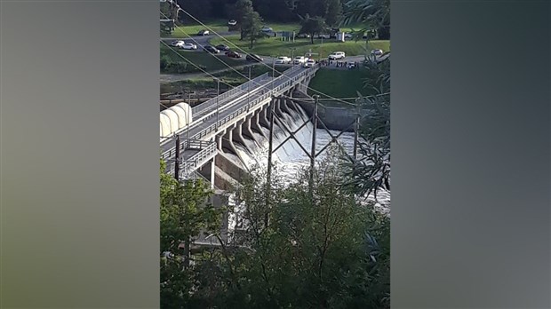 Deux individus sautent en bas du barrage Sartigan 