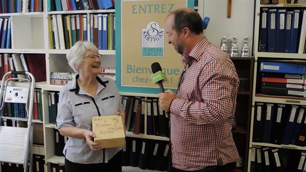 Normand DeLessard remet ses capsules à la Société historique Sartigan