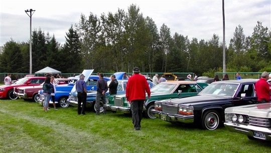 Normand DeLessard présente l'expo de voitures de St-Gédéon