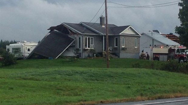 Le vent arrache une rallonge de maison à St-Prosper lundi
