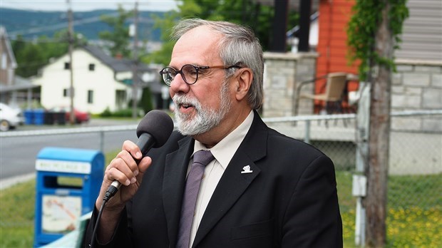 Claude Morin présente sa longue liste d'épicerie aux candidats dans Beauce-Sud