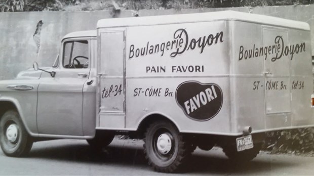 Normand DeLessard présente des souvenirs de la Boulangerie Doyon