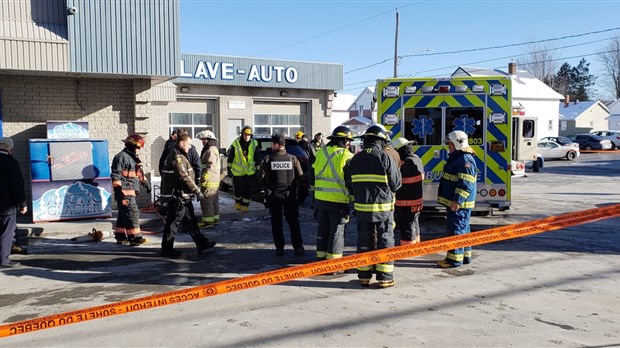 Un homme coincé sous un véhicule sur le Boulevard Dionne