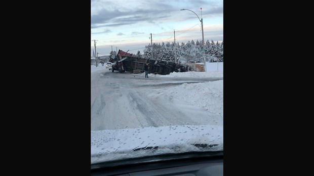 Sortie de route pour un camion semi-remorque 
