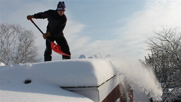 La neige et la glace des dangers pour les maisons