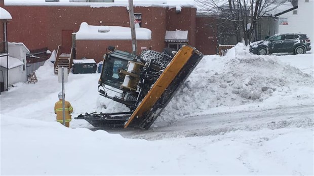 Une déneigeuse frappe un poteau et se renverse à Saint-Georges