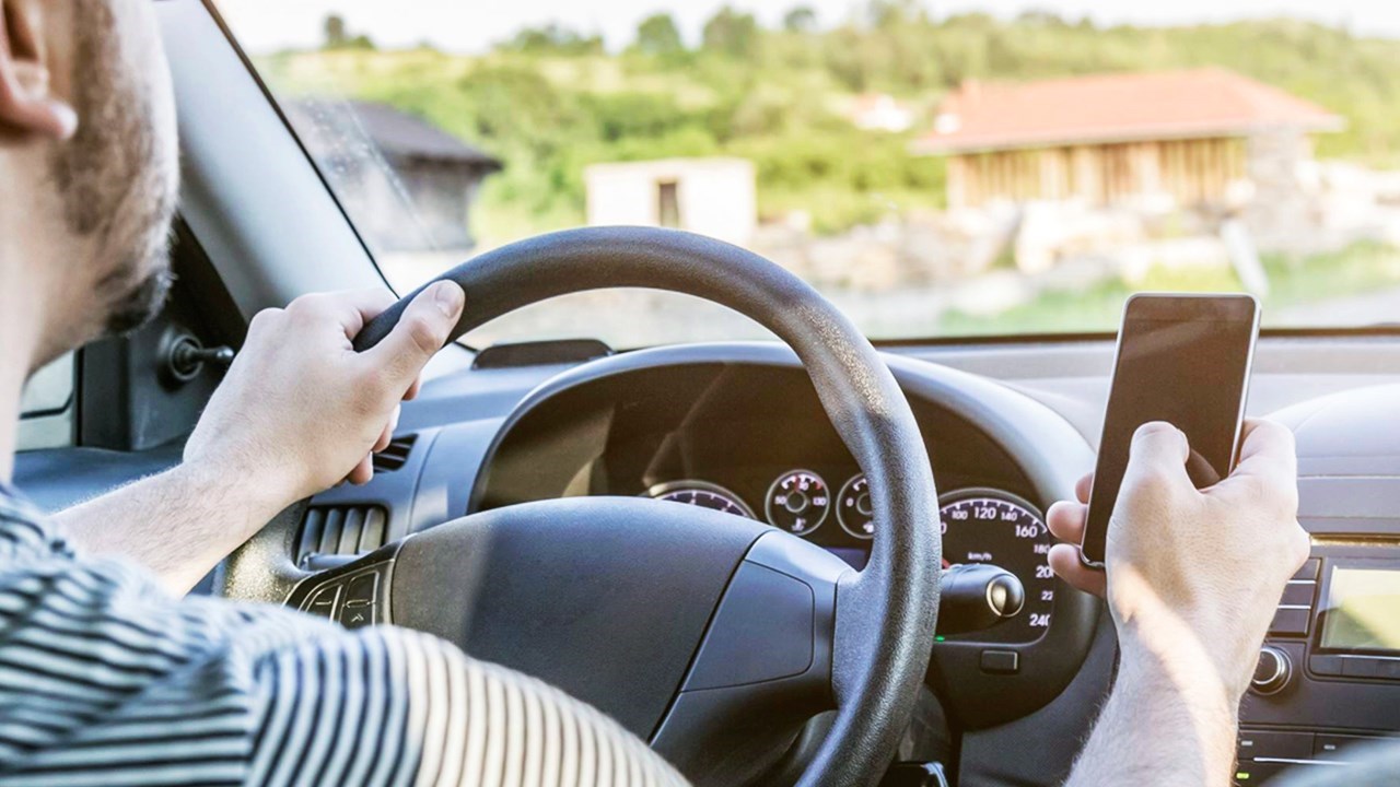 Téléphone cellulaire au volant : ce que dit la loi