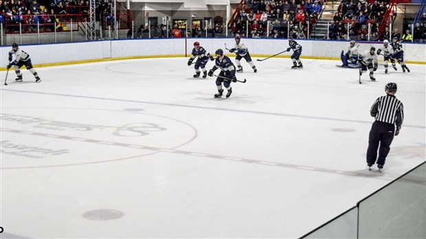 Un aréna plein pour encourager le club de hockey Familiprix de Saint-Joseph