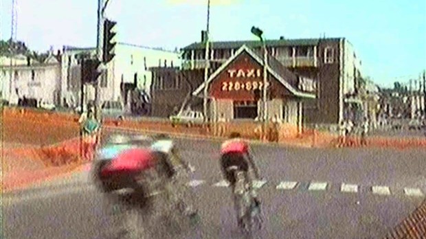 Normand DeLessard présente des cyclistes au centre-ville de St-Georges à la fin des années 80