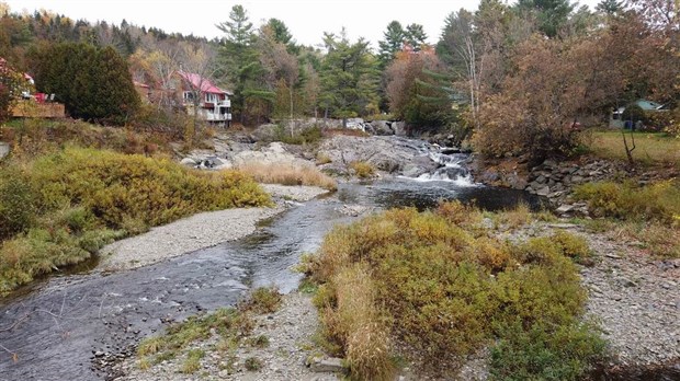 Normand DeLessard présente des souvenirs des Chutes de la Calway