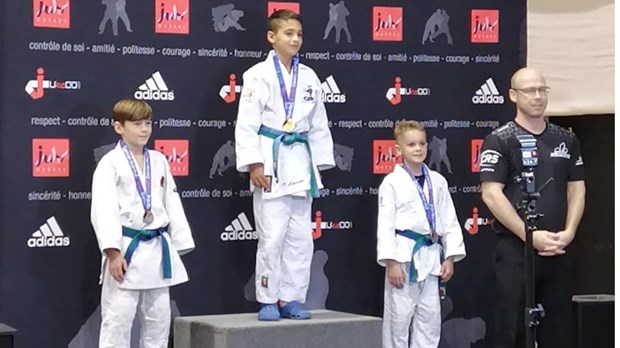 Des judokas du Club de judo St-Georges montent sur le podium provincial