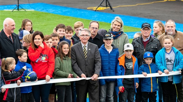 L'école L'Aquarelle inaugure son nouveau terrain de soccer à Saint-Bernard