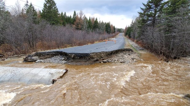 Une partie de la route s'affaisse dans le secteur de Cumberland