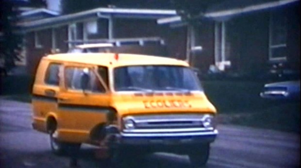 Normand DeLessard présente des souvenirs du petit autobus