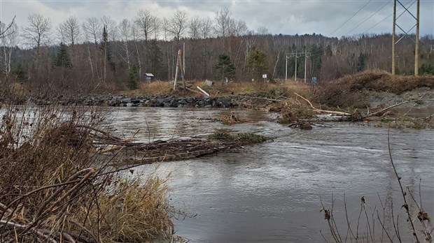 Photo-reportage : les dommages causés à la passerelle pour motoneiges