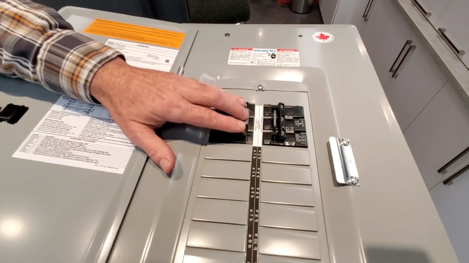 Vidéo Comment bien brancher une génératrice lors de panne électrique Vidéo Comment bien brancher une génératrice lors de panne électrique