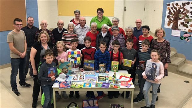 L’Oiseau bleu remet plus de 500 $ en livres à l’École les Sittelles 